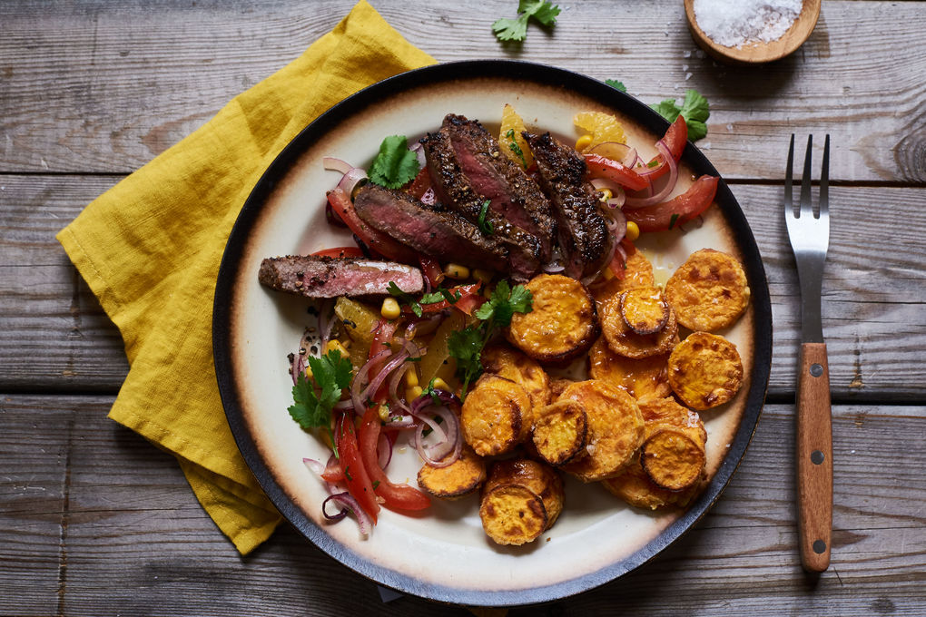 Hüftsteak mit Süßkartoffeln und Orangen-Mais-Salat