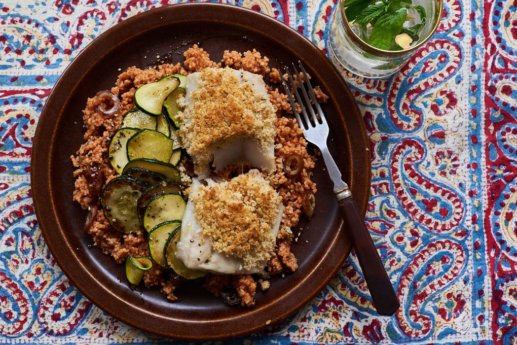 Seelachs mit Ducca-Kruste, Dattel-Bulgur und Zucchini