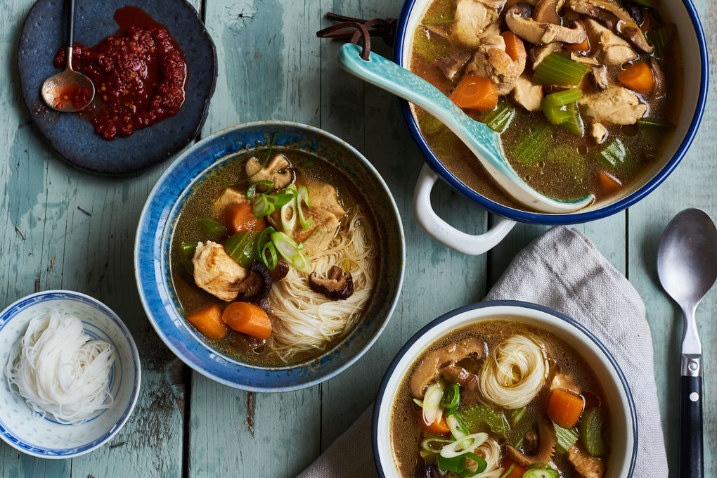 Asiatischer Pilzfond mit Hähnchen und Glasnudeln