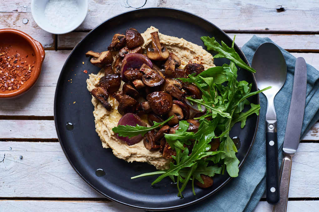 Warmer Hummus-Teller mit gebratenen Pilzen