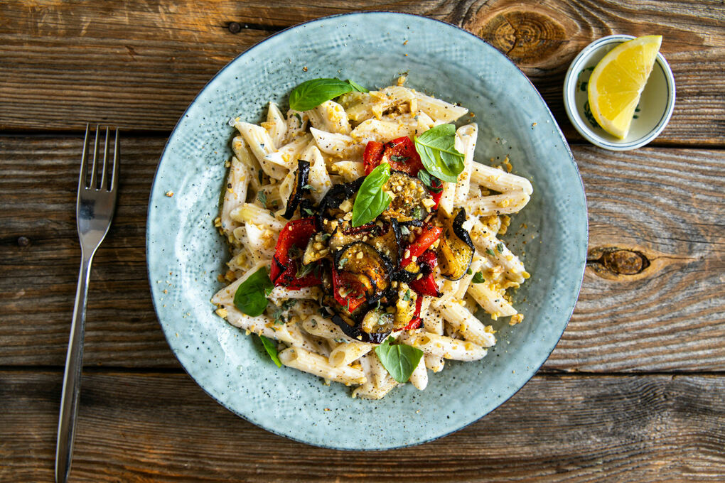 Pasta mit Paprika und Aubergine und cremig-zitroniger Ricotta-Käse-Sauce
