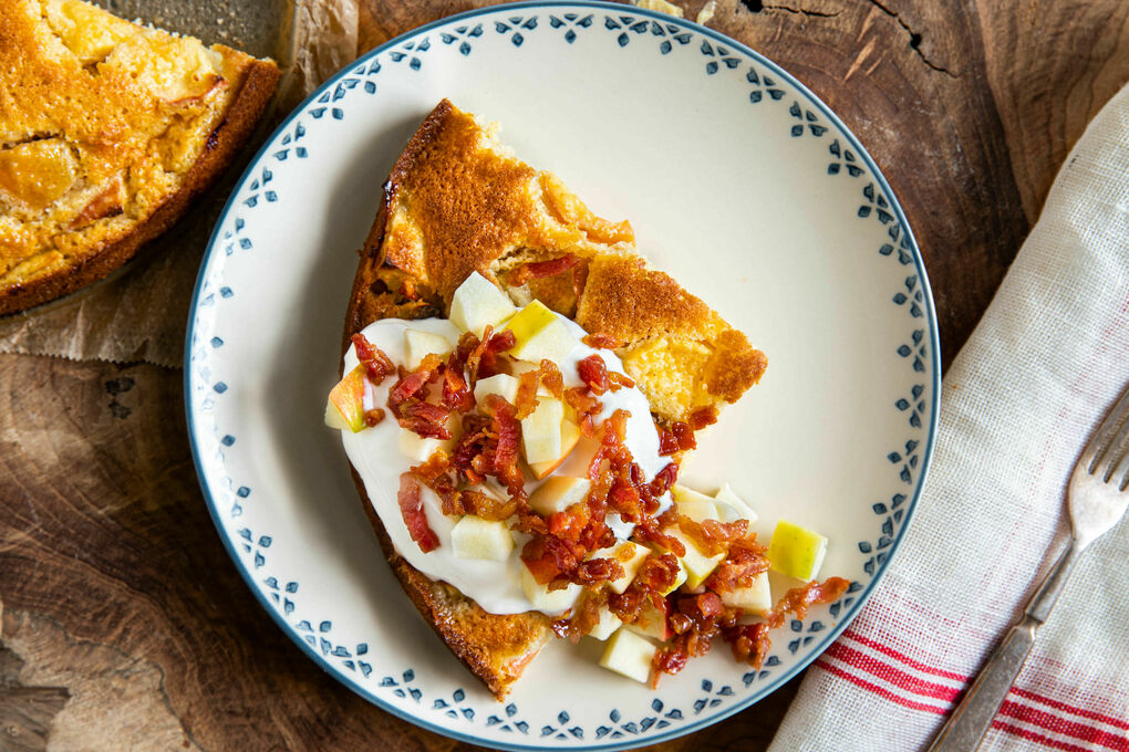 Apfelkuchen mit süßem Bacon serviert mit Joghurt