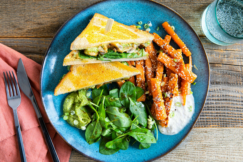 Sandwiches mit Miso-Pilzen dazu Gemüsepommes und Spinatsalat
