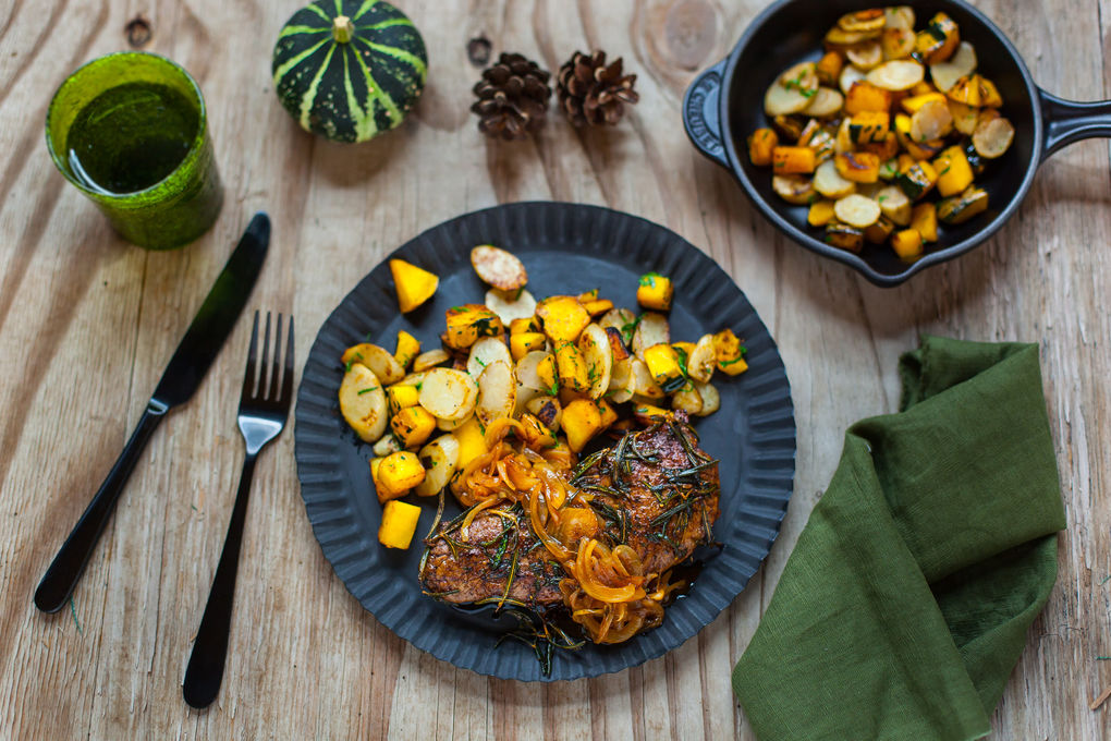 Saftiges Entrecôte mit Zwiebelschmelze und Topinambur