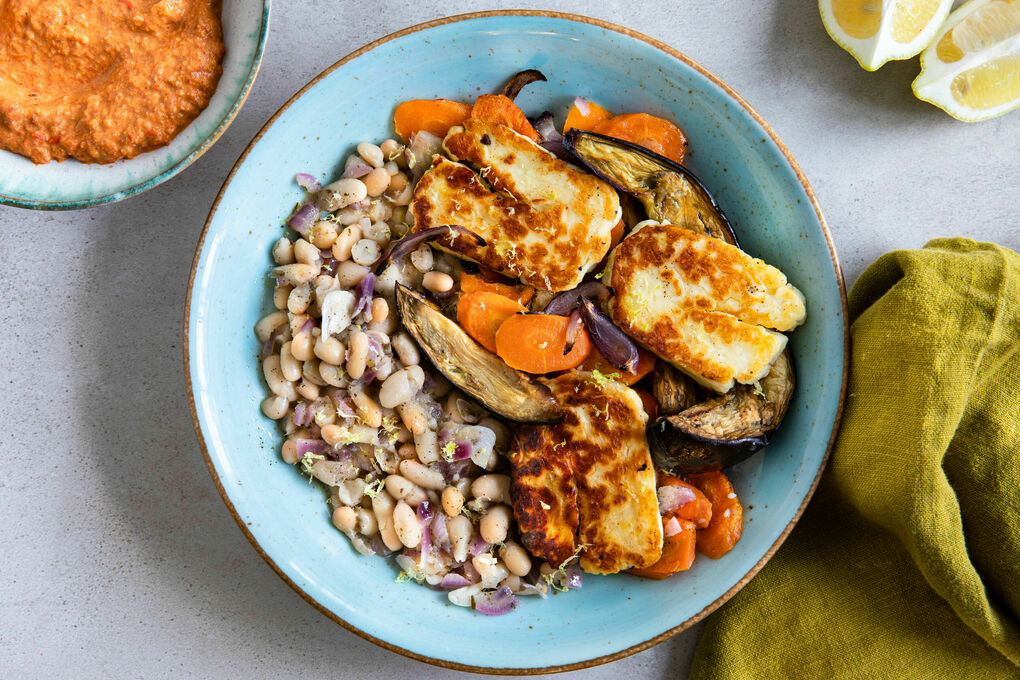 Halloumi mit Bohnen und Ofengemüse dazu rauchiger Paprika-Walnuss-Dip