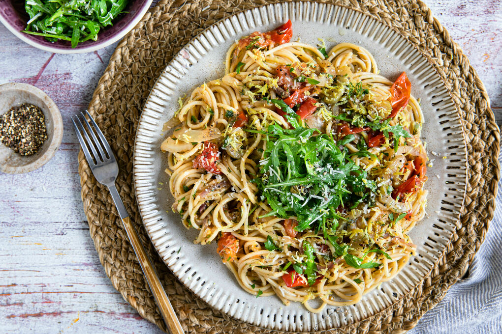 Kräuter-Pasta mit Fenchel und Anchovis garniert mit Rucola-Kapern-Salat