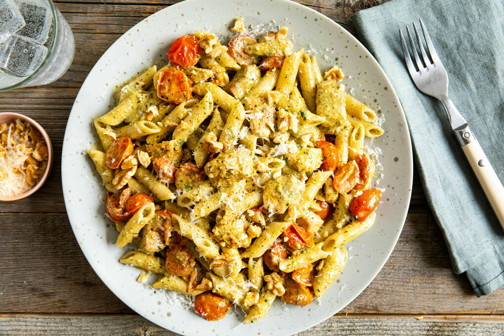 Hähnchenbrust mit Pasta und Walnuss-Basilikum-Pesto