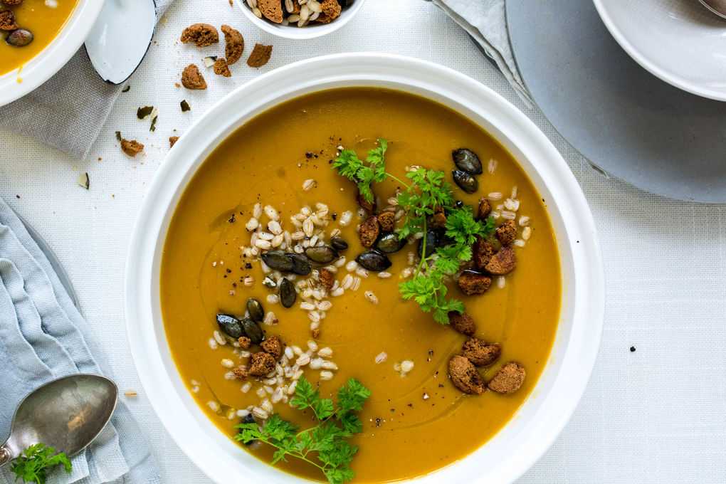 Würzige Kürbissuppe mit Spekulatius-Kürbiskern-Crumble