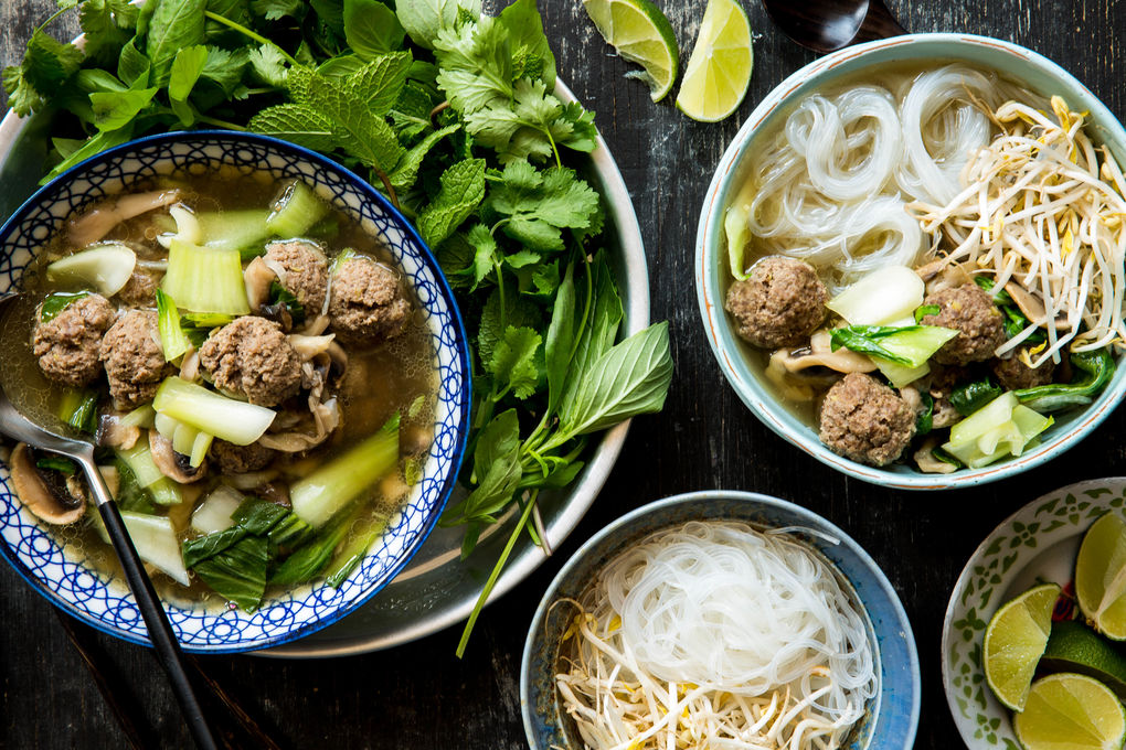 Vietnamesische Phở-Suppe mit Zitronengras-Hackbällchen