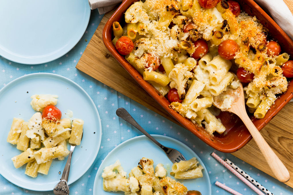 Amerikanisches Mac'n'Cheese mit Blumenkohl und Kirschtomaten