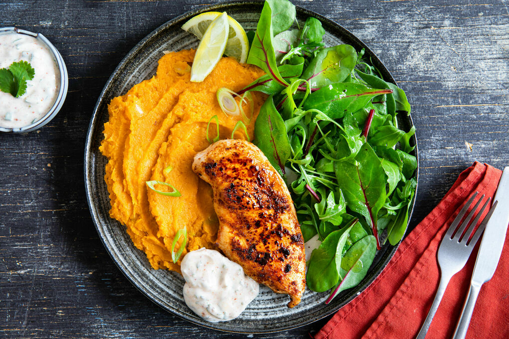 Hähnchen mit Harissa und Joghurtdip dazu Süßkartoffel-Ingwer-Stampf und Salat