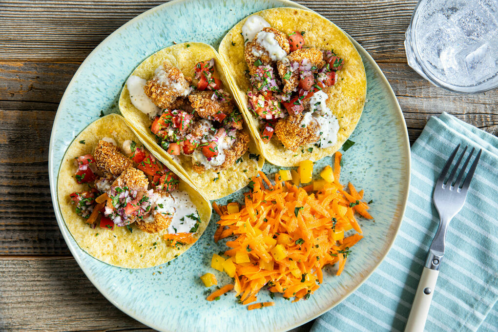 Hähnchen-Tacos mit Pico de gallo dazu Paprika-Karotten-Salat