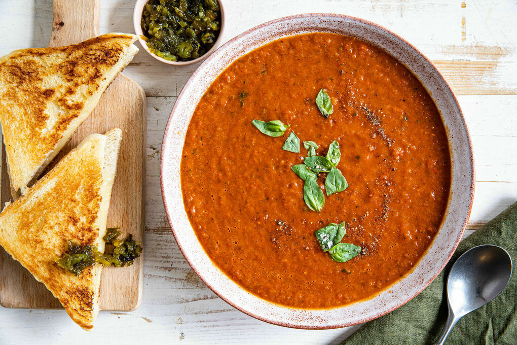 Paprikasuppe mit veganem Käsetoast und pikant-süßer Peperonikonfitüre