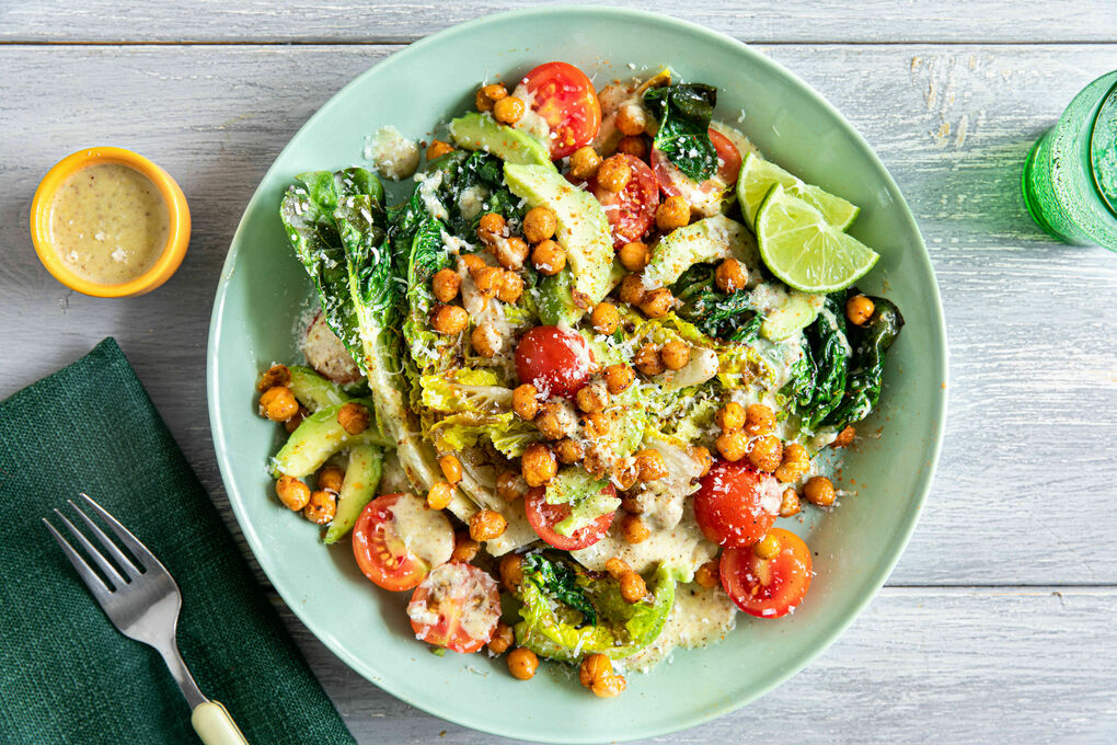 Bunter Salatteller mit Avocado und cremigem Kapern-Käse-Dressing