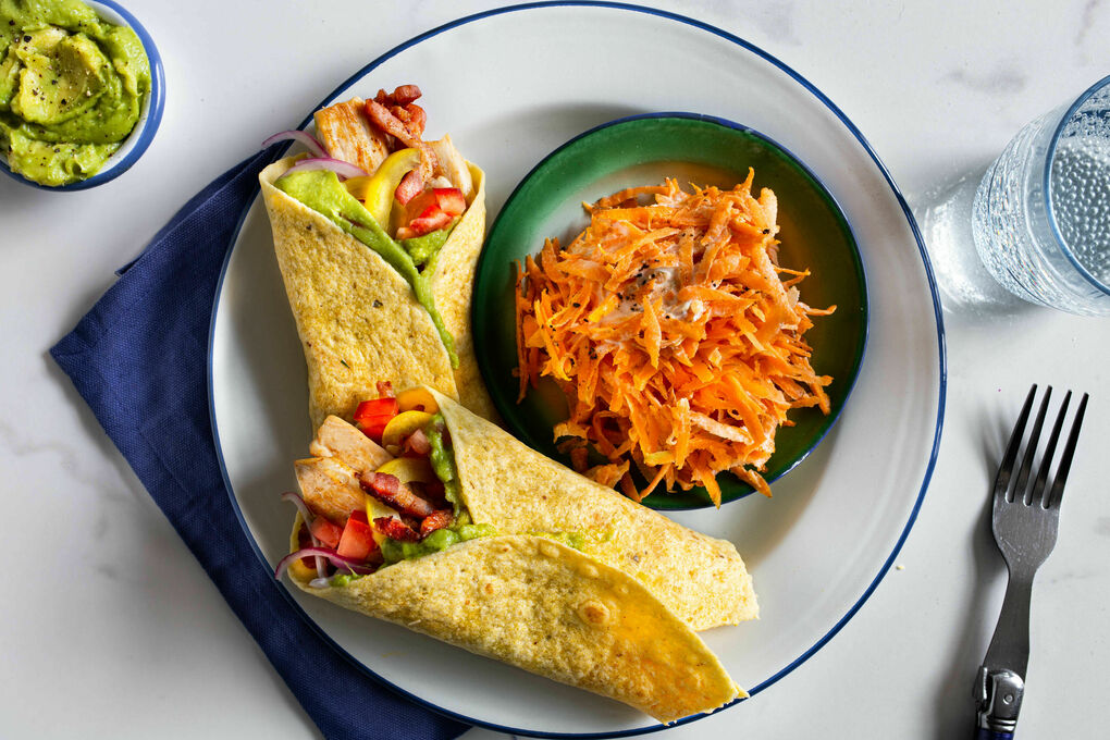Hähnchenwraps mit Guacamole & Speck dazu Karottensalat mit Knoblauch