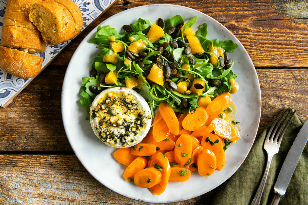 Special: Glasierte Karotten & Camembert mit Thymian, Knoblauchbrot und Rucolasalat