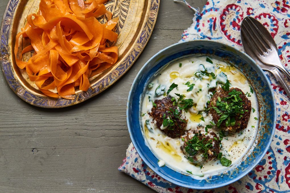 Libanesische Kibbeh mit Mangold in Joghurt-Sauce