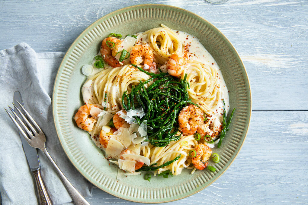 Spaghetti mit Garnelen und Queller mit cremiger Limettensauce und Käse
