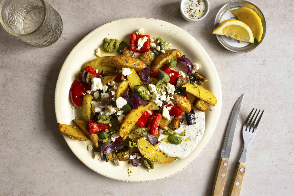 Griechisches Ofengemüse mit Feta mit Oliven und Joghurt-Minze-Dip