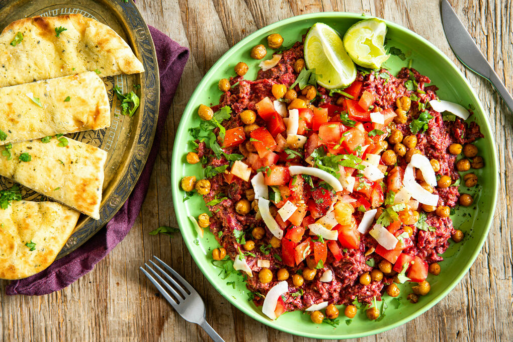 Kichererbsen auf Rote-Bete-Pachadi mit Kokos-Masala und Tomatensalat