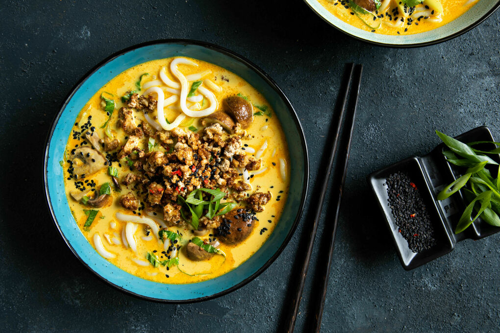 Kokos-Udon-Nudeln mit Knusper-Tofu mit Champignons und Pak Choi