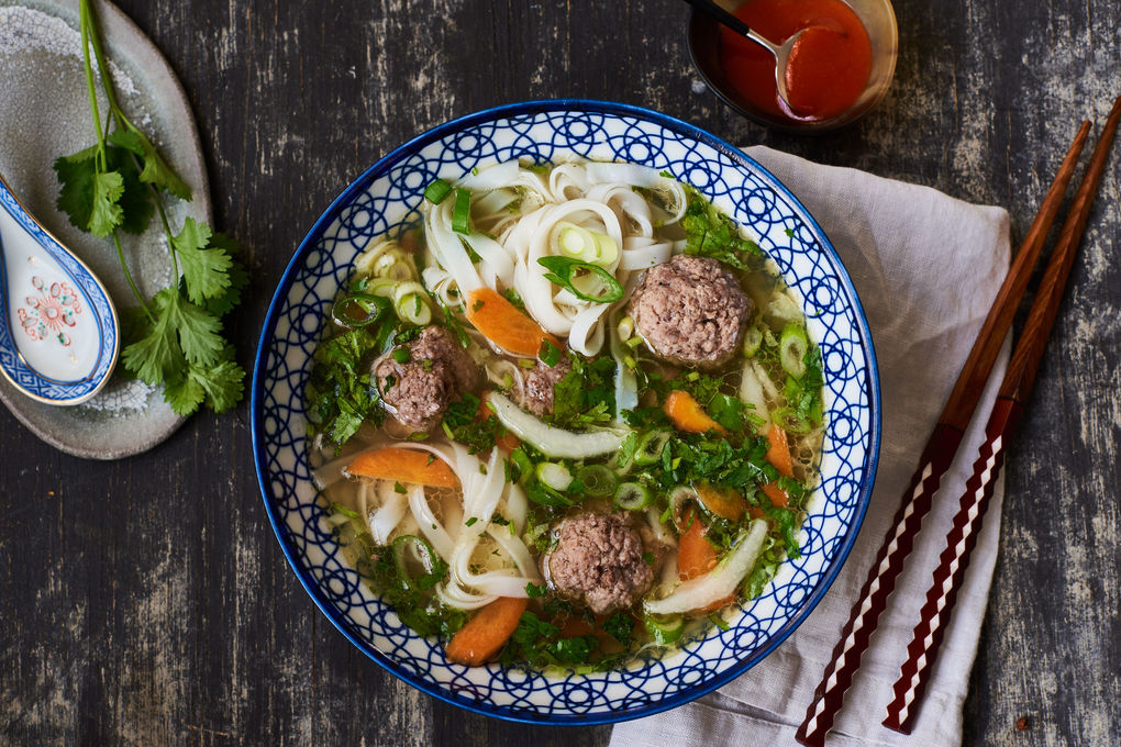 Asiatische Nudelsuppe mit Rindfleischbällchen und Kräutern
