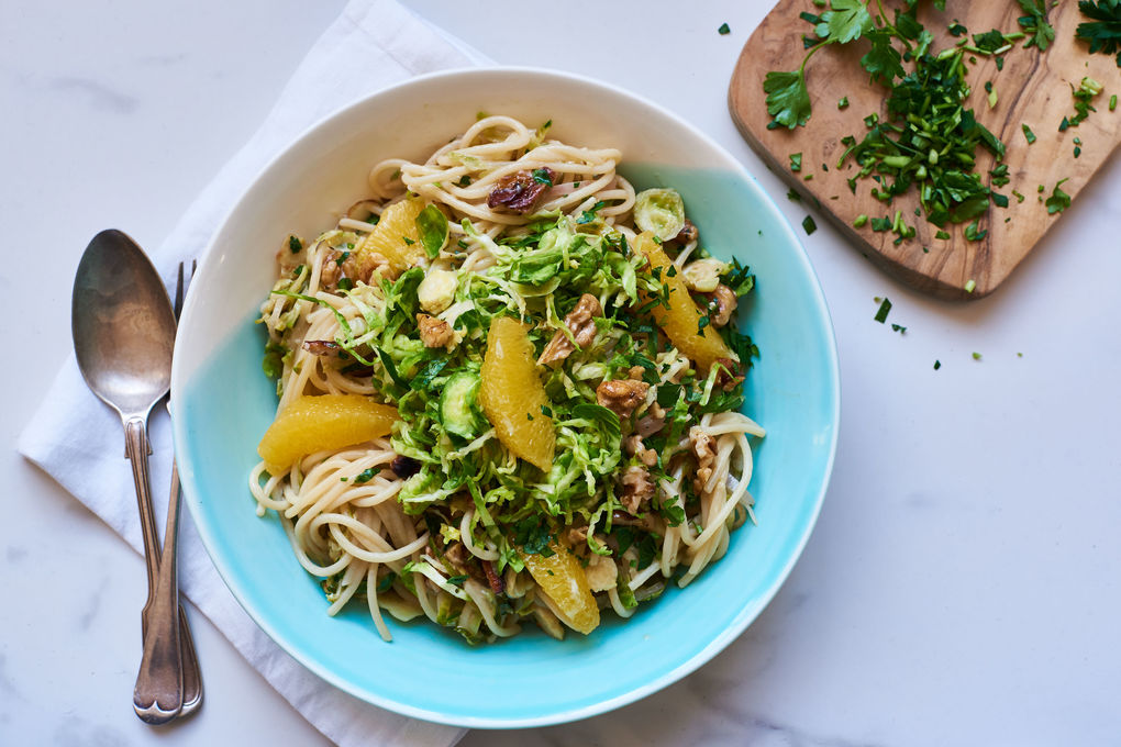 Blauschimmel-Pasta mit Rosenkohl und Orange