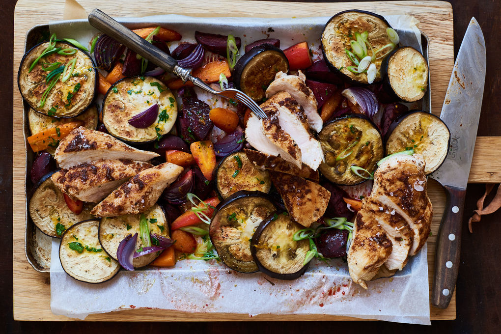 Leichter Grillgemüsesalat mit orientalischer Hähnchenbrust