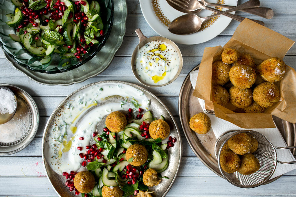 Couscous-Bällchen mit Granatapfel-Salat und Joghurt-Dip
