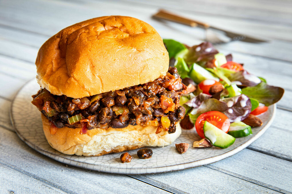 Sloppy Joes mit Bohnengemüse dazu bunter Salat mit Peperoni-Mayo-Dressing