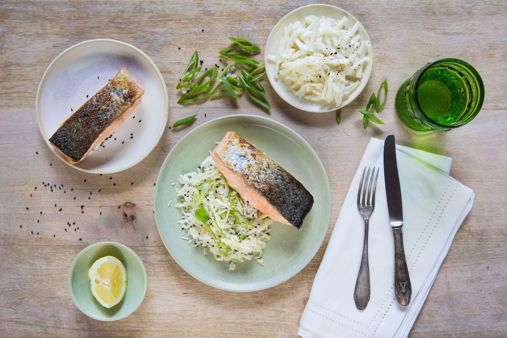Gebratener Lachs mit Apfelreis und Mairübchen mit Wasabi-Vinaigrette