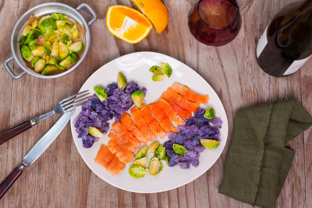 Saibling mit lila Quetsch kartoffeln und fruchtigem Rosenkohl