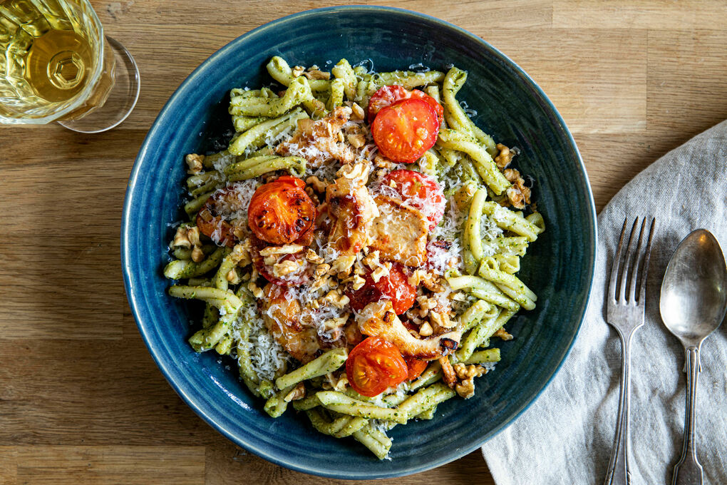 Schnelle Hähnchen-Pasta mit Tomaten und Walnuss-Basilikum-Pesto