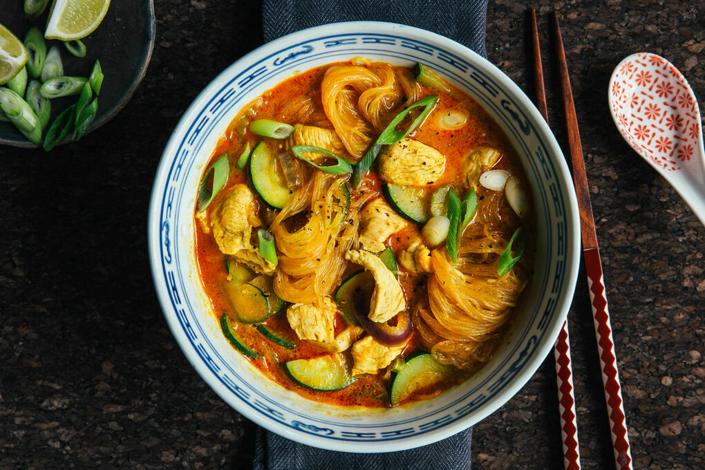 Glasnudelsuppe mit Zucchini und Huhn mit Kokosmilch und gelber Currypaste