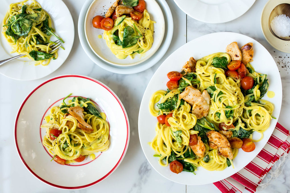 Zarte Hähnchenbrust mit Spaghetti in Spinat-Safransauce