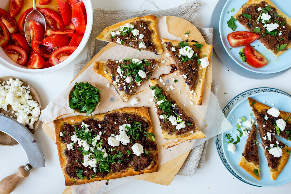 Türkische Hackfleisch-Pizza mit Tomatensalat