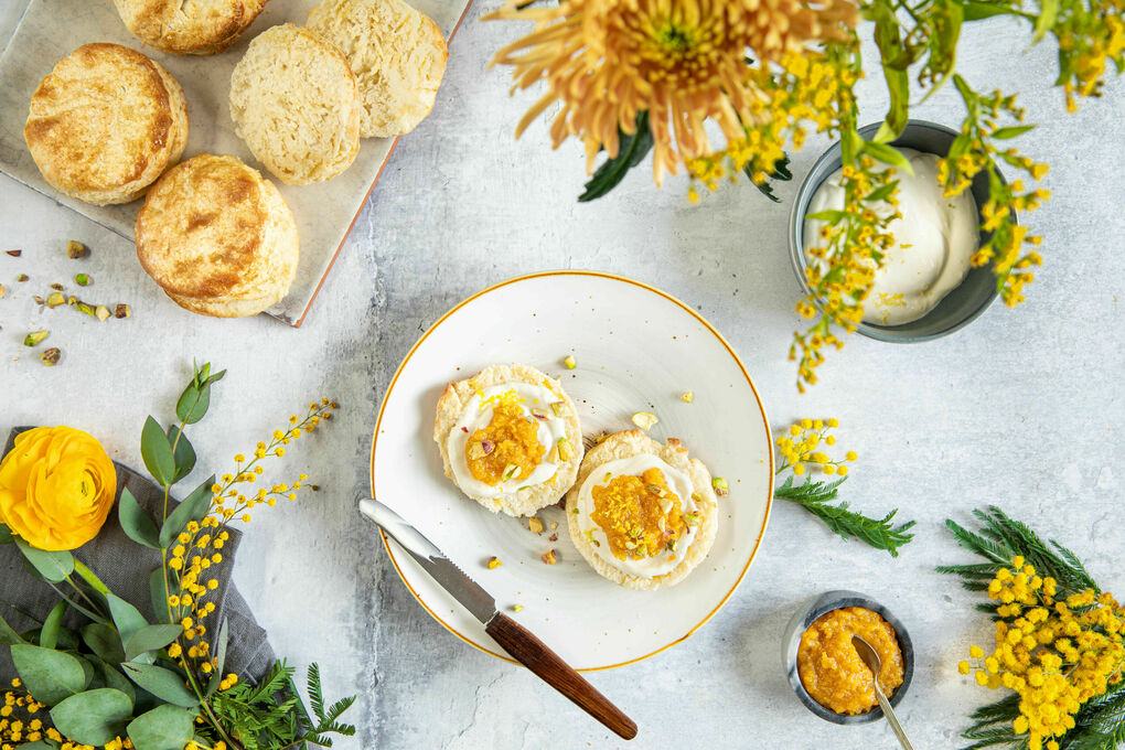 Ostern: Buttermilch-Scones mit Crème fraîche und Aprikosenkompott