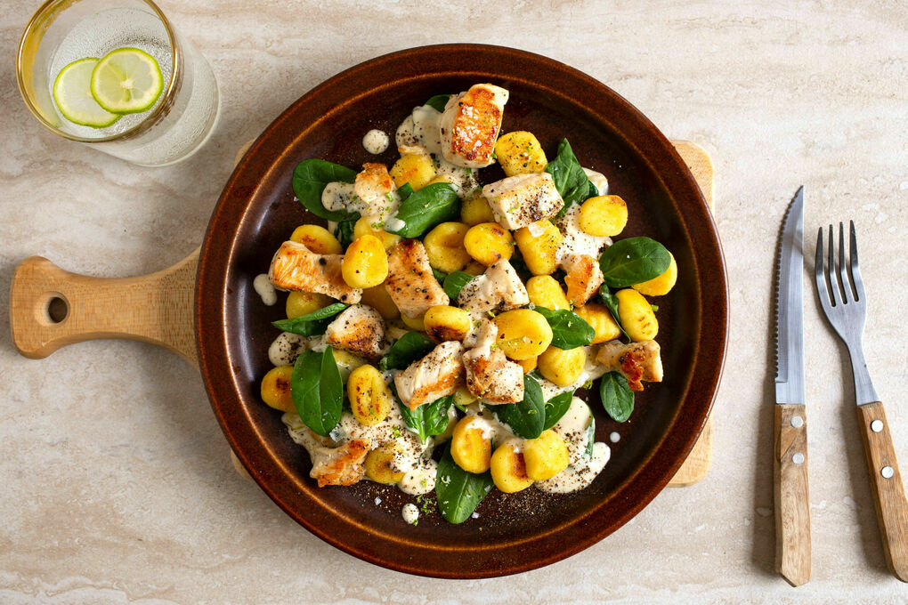 Gebratene Hähnchenbrust auf cremiger Gnocchi-Limetten-Pfanne