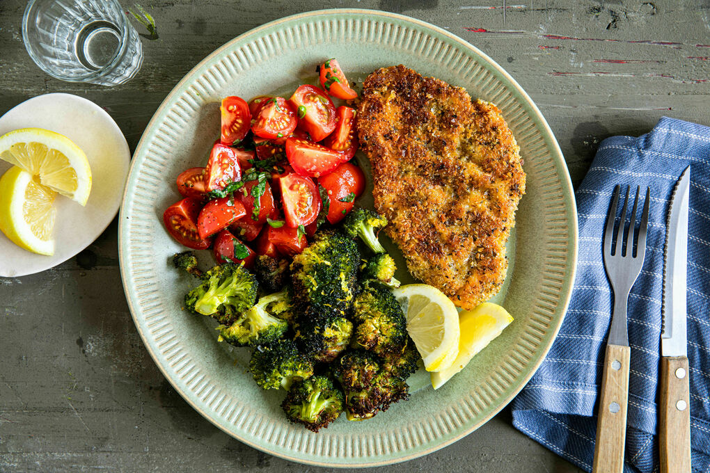 Hähnchenschnitzel alla milanese mit Brokkoli und Tomaten-Basilikum-Salat