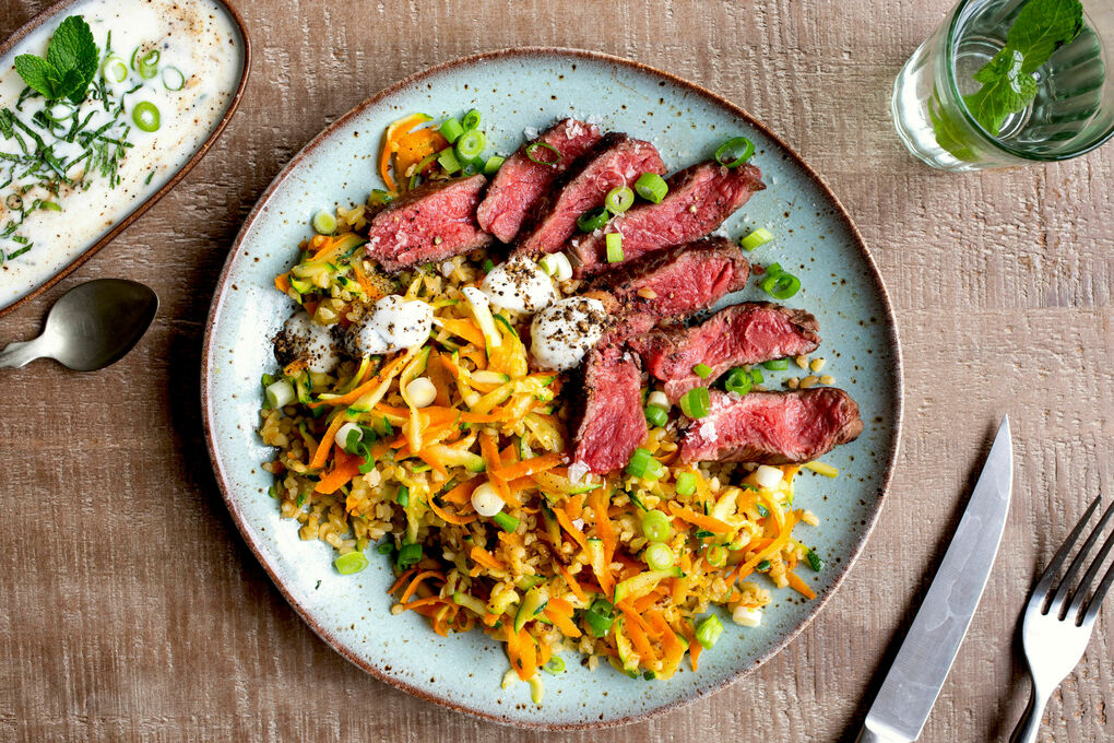 Rindersteak zart gegart auf Bulgur mit Gemüse und frischem Joghurt-Minze-Dip
