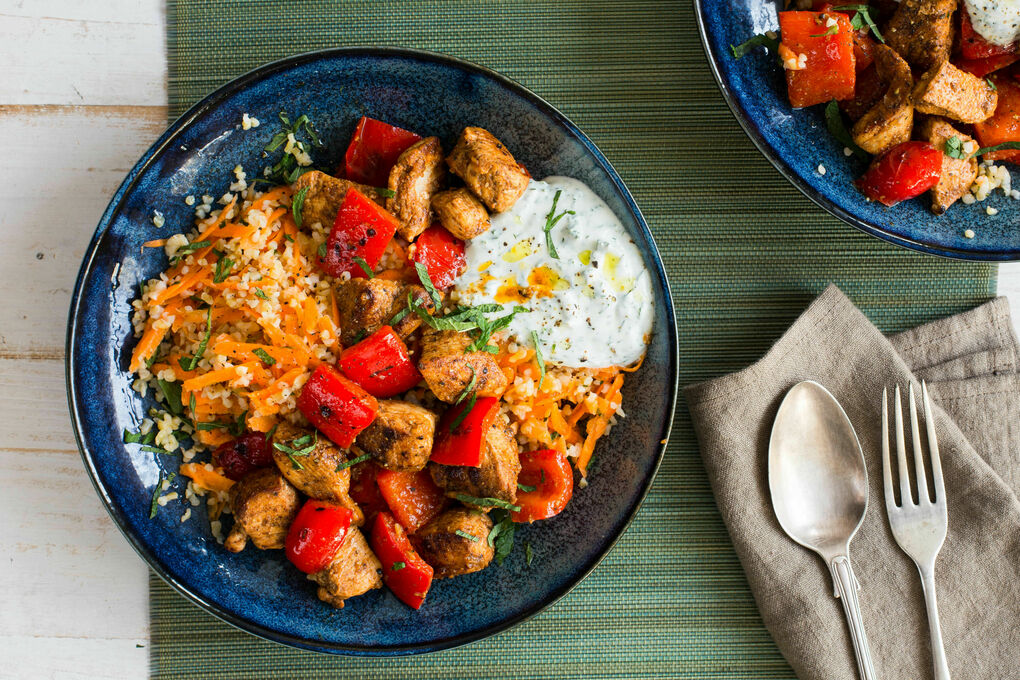 Würzige Hähnchen-Paprika-Pfanne auf Karotten-Bulgur mit Joghurtdip