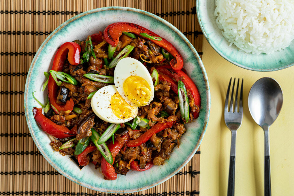 Sambal-Auberginen mit Paprika und Ei dazu duftiger Jasminreis