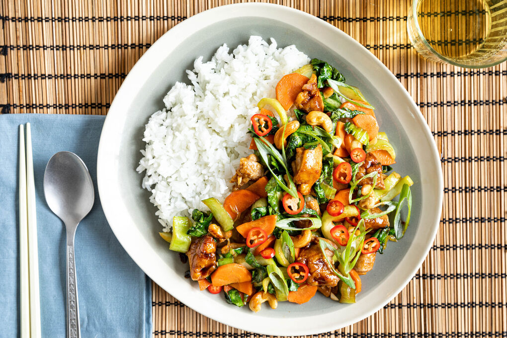 Thailändisches Cashew-Hähnchen mit knackigem Gemüse und Jasminreis