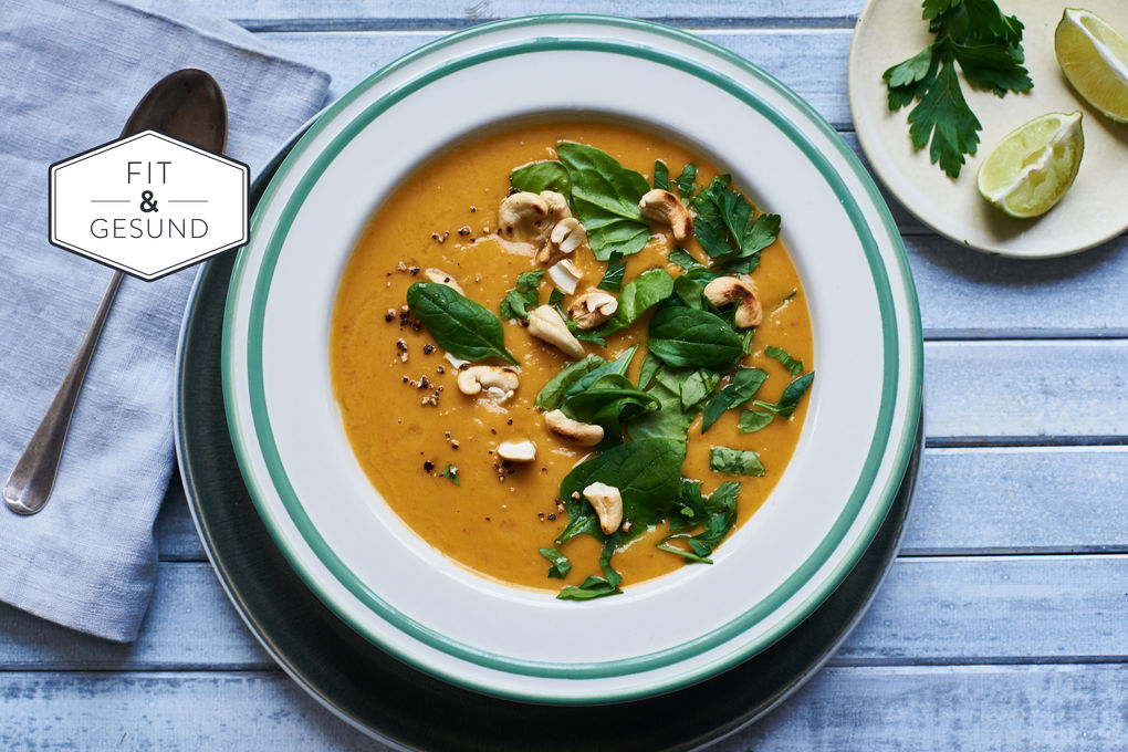 Süßkartoffelsuppe mit Spinat und Harissa