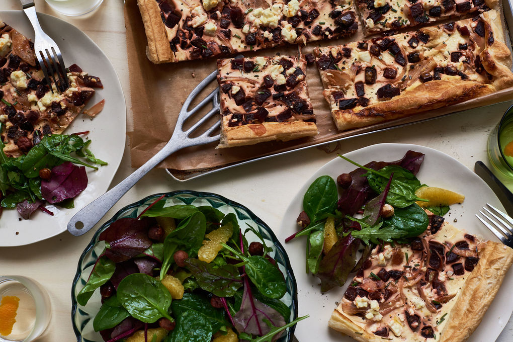 Rote Beete-Quiche mit Feta und Orangen-Nuss-Salat