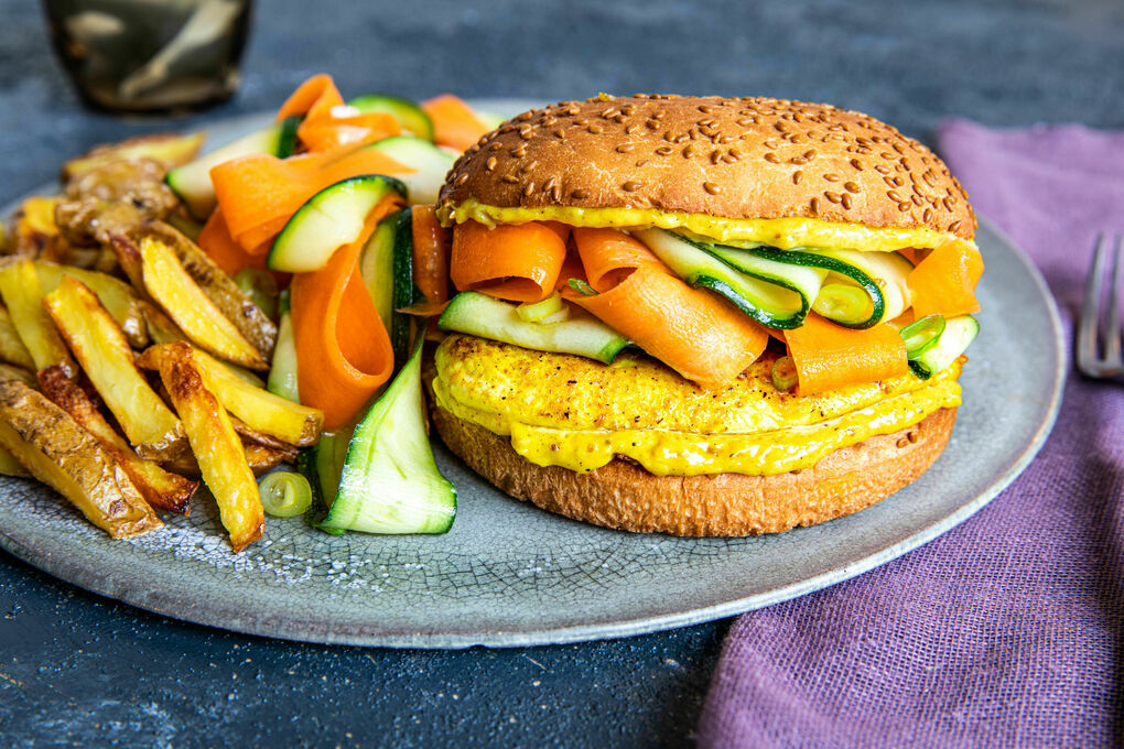 Asiatischer Hähnchen-Burger mit Karotten-Zucchini-Salat und Pommes