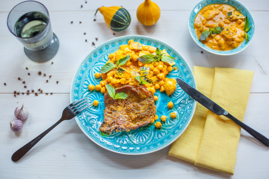 Indisch mariniertes Kotelett mit cremigem Kokos-Gemüse-Curry