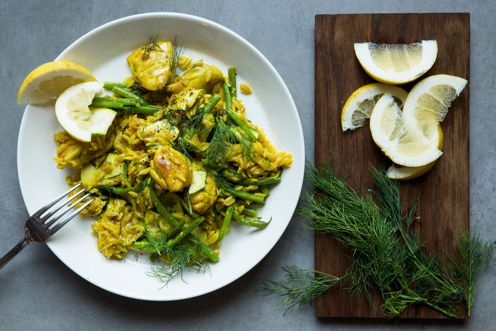 Zimthühnchen Pilaf mit Zucchini, Zitrone und Dill