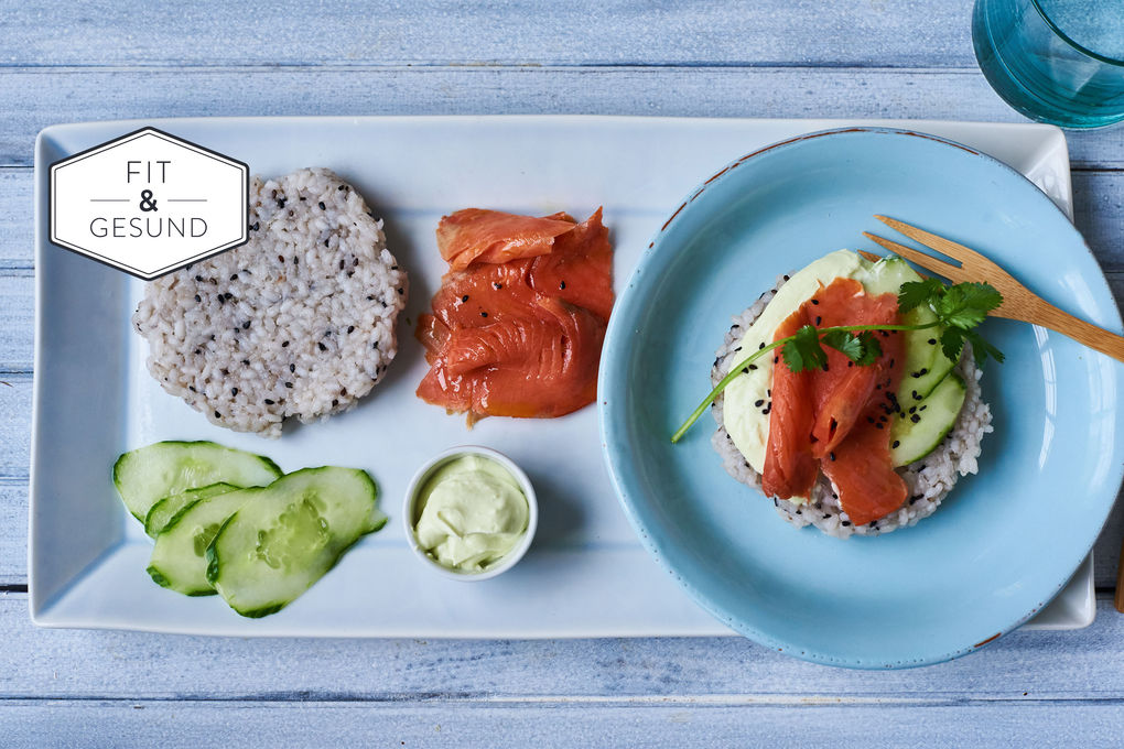 Sushi-Burger mit Räucherlachs Wasabicreme und Gurke
