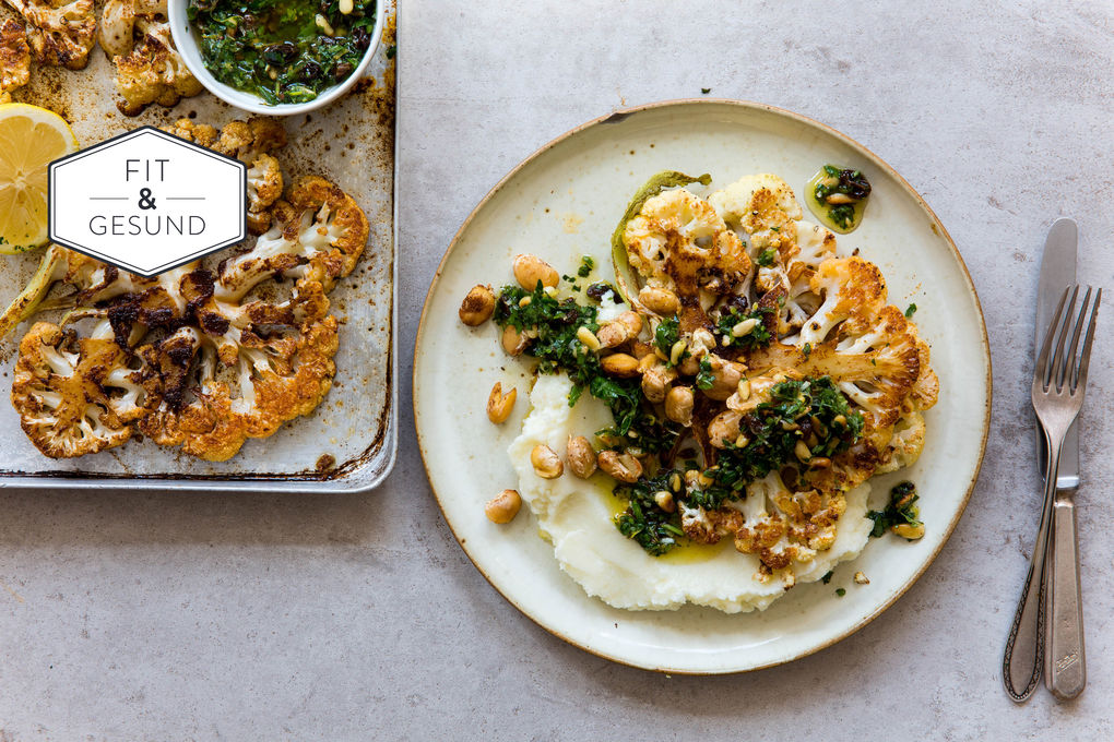 Blumenkohl-Steaks mit gepufften Bohnen und Rosinen